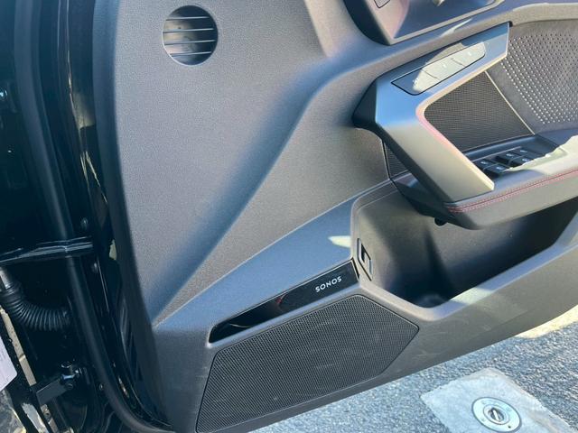 ＲＳ３スポーツバック ベースグレード　ＲＳデザインパッケージレッド・カーボンエンジンカバー・スポーツエキゾースト・カーボンドアミラー・レッドブレーキキャリパー・ダンピングコントロールサス・ＳＯＮＯＳサウンド・パノラマサンルーフ（10枚目）