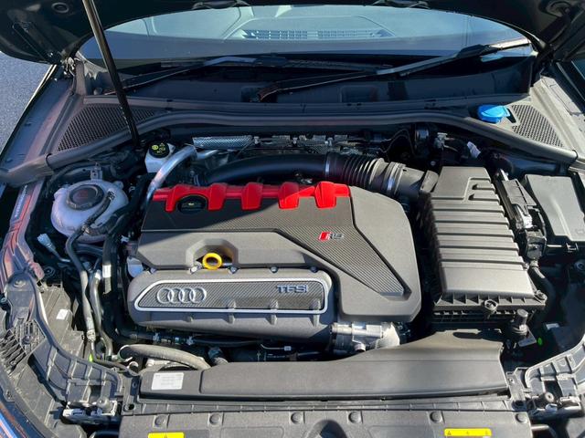 ＲＳ３スポーツバック ベースグレード　ＲＳデザインパッケージレッド・カーボンエンジンカバー・スポーツエキゾースト・カーボンドアミラー・レッドブレーキキャリパー・ダンピングコントロールサス・ＳＯＮＯＳサウンド・パノラマサンルーフ（13枚目）