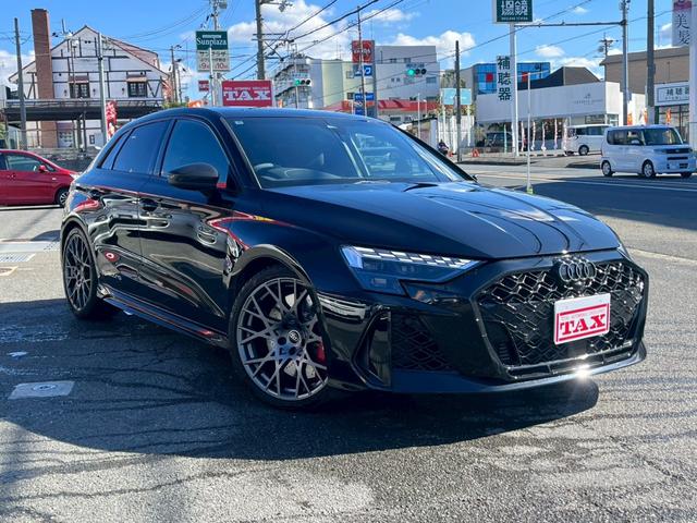 ＲＳ３スポーツバック ベースグレード　ＲＳデザインパッケージレッド・カーボンエンジンカバー・スポーツエキゾースト・カーボンドアミラー・レッドブレーキキャリパー・ダンピングコントロールサス・ＳＯＮＯＳサウンド・パノラマサンルーフ（15枚目）