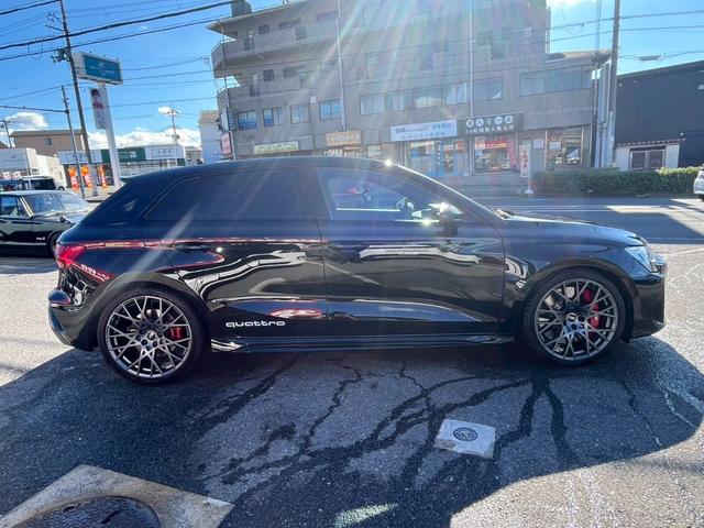 ＲＳ３スポーツバック ベースグレード　ＲＳデザインパッケージレッド・カーボンエンジンカバー・スポーツエキゾースト・カーボンドアミラー・レッドブレーキキャリパー・ダンピングコントロールサス・ＳＯＮＯＳサウンド・パノラマサンルーフ（16枚目）