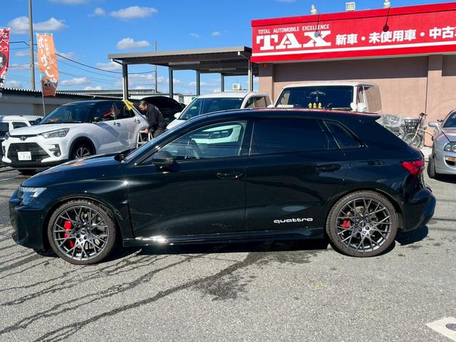 ＲＳ３スポーツバック ベースグレード　ＲＳデザインパッケージレッド・カーボンエンジンカバー・スポーツエキゾースト・カーボンドアミラー・レッドブレーキキャリパー・ダンピングコントロールサス・ＳＯＮＯＳサウンド・パノラマサンルーフ（17枚目）