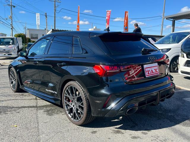 ＲＳ３スポーツバック ベースグレード　ＲＳデザインパッケージレッド・カーボンエンジンカバー・スポーツエキゾースト・カーボンドアミラー・レッドブレーキキャリパー・ダンピングコントロールサス・ＳＯＮＯＳサウンド・パノラマサンルーフ（18枚目）