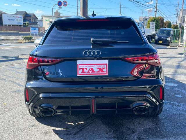 ＲＳ３スポーツバック ベースグレード　ＲＳデザインパッケージレッド・カーボンエンジンカバー・スポーツエキゾースト・カーボンドアミラー・レッドブレーキキャリパー・ダンピングコントロールサス・ＳＯＮＯＳサウンド・パノラマサンルーフ（19枚目）