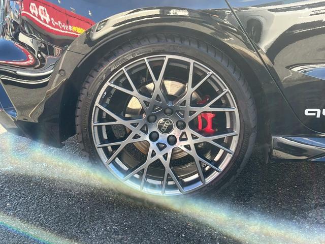 ＲＳ３スポーツバック ベースグレード　ＲＳデザインパッケージレッド・カーボンエンジンカバー・スポーツエキゾースト・カーボンドアミラー・レッドブレーキキャリパー・ダンピングコントロールサス・ＳＯＮＯＳサウンド・パノラマサンルーフ（20枚目）