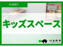 開放的なショールームにキッズスペースを完備。フリードリンクやおむつ交換台もご用意し、小さなお子様連れでも安心してゆっくりとお過ごしいただけます。快適な商談環境を整えています。