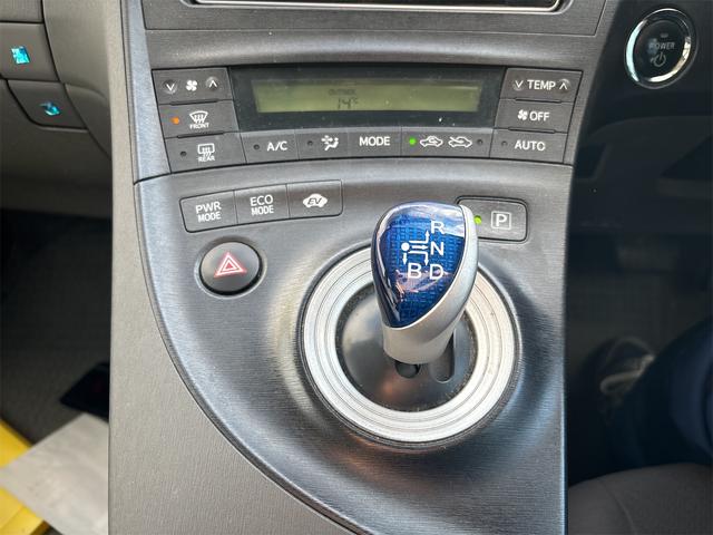 プリウス Ｌ　ＣＤ　ＤＶＤ　テレビ　ナビ　ＥＴＣ　キーレス　電格ミラー　オートエアコン　プッシュスタート（11枚目）