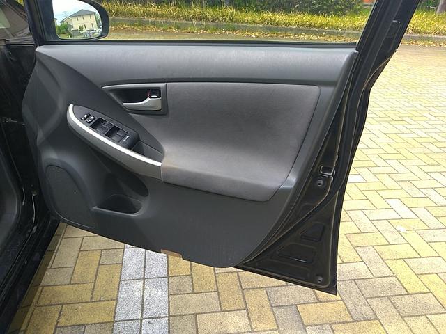 プリウス Ｌ　ＣＤ　ＤＶＤ　テレビ　ナビ　ＥＴＣ　キーレス　電格ミラー　オートエアコン　プッシュスタート（16枚目）