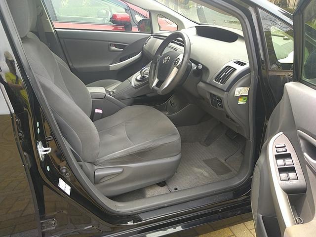 プリウス Ｌ　ＣＤ　ＤＶＤ　テレビ　ナビ　ＥＴＣ　キーレス　電格ミラー　オートエアコン　プッシュスタート（17枚目）