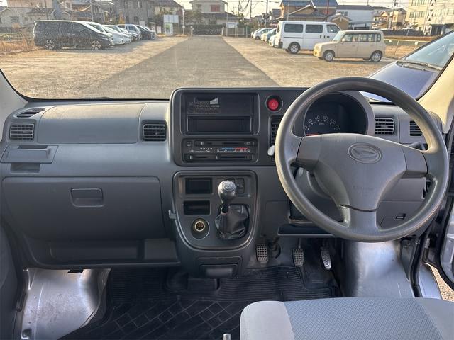 ハイゼットカーゴ デラックスリミテッド　５速ＭＴ　４ＷＤ　エアコン　パワーウィンドウ　パワーステアリング　両側スライドドア　商用車（12枚目）