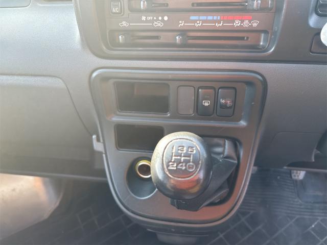 ハイゼットカーゴ デラックスリミテッド　５速ＭＴ　４ＷＤ　エアコン　パワーウィンドウ　パワーステアリング　両側スライドドア　商用車（15枚目）