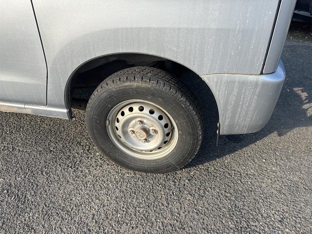 ハイゼットカーゴ デラックスリミテッド　５速ＭＴ　４ＷＤ　エアコン　パワーウィンドウ　パワーステアリング　両側スライドドア　商用車（24枚目）