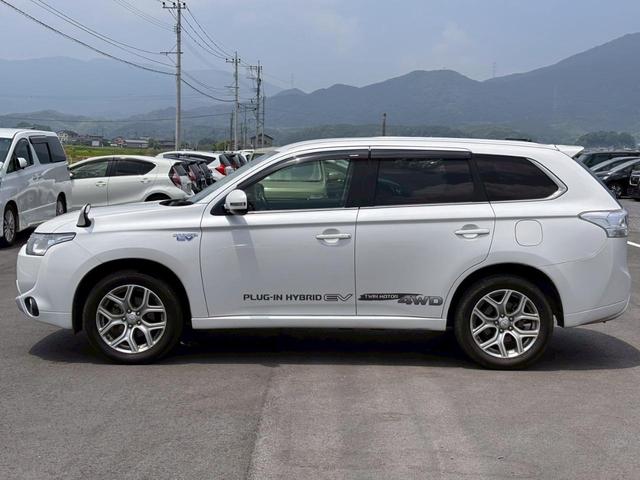 アウトランダーＰＨＥＶ Ｇナビパッケージ　４ＷＤ　メモリーナビ　リアカメラ　フルセグ　スマートキー　ＨＩＤヘッドライト　衝突軽減ブレーキ　前後ドラレコ　シートヒーター　クルコン　Ｂｌｕｅｔｏｏｔｈ　ＵＳＢ　純正１８インチアルミ　ＥＴＣ（11枚目）