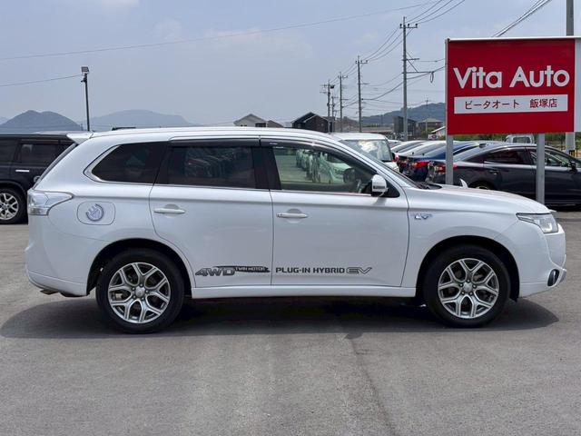 アウトランダーＰＨＥＶ Ｇナビパッケージ　４ＷＤ　メモリーナビ　リアカメラ　フルセグ　スマートキー　ＨＩＤヘッドライト　衝突軽減ブレーキ　前後ドラレコ　シートヒーター　クルコン　Ｂｌｕｅｔｏｏｔｈ　ＵＳＢ　純正１８インチアルミ　ＥＴＣ（12枚目）