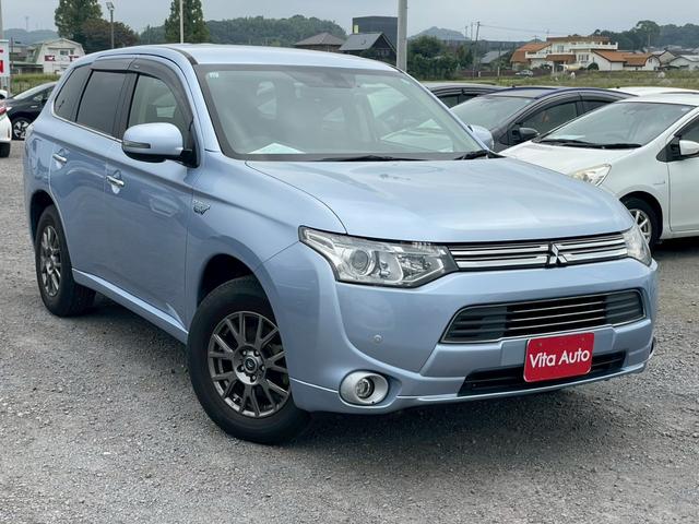 アウトランダーＰＨＥＶ Ｇプレミアムパッケージ　４ＷＤ　ＳＤナビ　リアカメラ　フルセグ　スマートキー　ＨＩＤヘッドライト　衝突軽減ブレーキ　ドラレコ　クルコン　Ｂｌｕｅｔｏｏｔｈ　ＵＳＢ　社外アルミ　ＥＴＣ（2枚目）