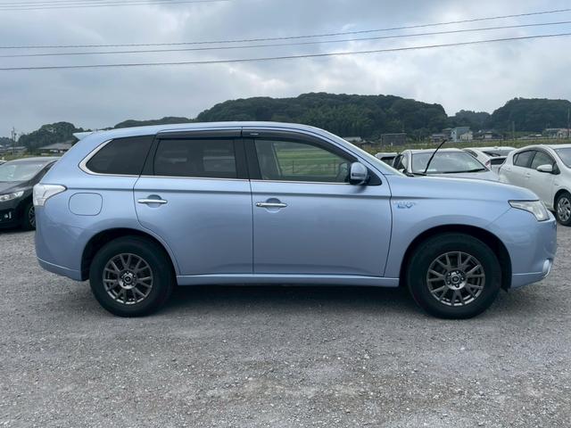 アウトランダーＰＨＥＶ Ｇプレミアムパッケージ　４ＷＤ　ＳＤナビ　リアカメラ　フルセグ　スマートキー　ＨＩＤヘッドライト　衝突軽減ブレーキ　ドラレコ　クルコン　Ｂｌｕｅｔｏｏｔｈ　ＵＳＢ　社外アルミ　ＥＴＣ（8枚目）