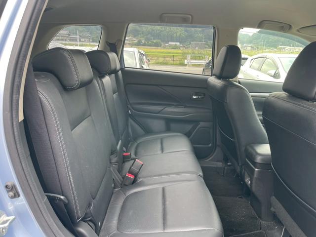 アウトランダーＰＨＥＶ Ｇプレミアムパッケージ　４ＷＤ　ＳＤナビ　リアカメラ　フルセグ　スマートキー　ＨＩＤヘッドライト　衝突軽減ブレーキ　ドラレコ　クルコン　Ｂｌｕｅｔｏｏｔｈ　ＵＳＢ　社外アルミ　ＥＴＣ（41枚目）
