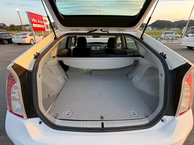 プリウス Ｓ　ＳＤナビ　リアカメラ　地デジＴＶ　スマートキー　ＨＩＤヘッドライト　フォグランプ　Ｂｌｕｅｔｏｏｔｈ　ＡＵＸ　純正アルミ　ＥＴＣ（43枚目）