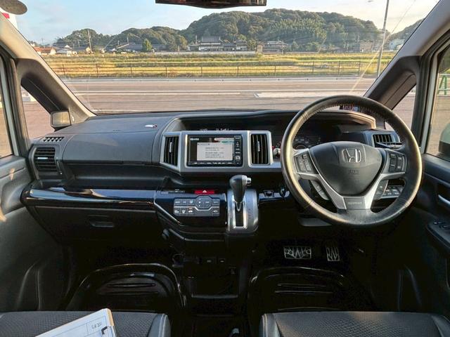 ステップワゴンスパーダ Ｚ　クールスピリット　ＨＤＤナビ　リアカメラ　フルセグ　フリップダウンモニター　スマートキー　ＨＩＤヘッドライト　両側パワスラ　車高調　ＵＳＢ　純正１７インチアルミ　ＥＴＣ（18枚目）