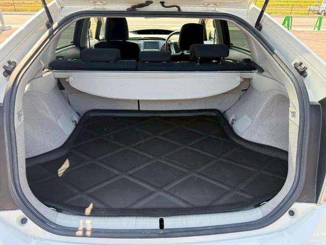 プリウス Ｓツーリングセレクション　ＨＤＤナビ　リアカメラ　フルセグ　スマートキー　ＬＥＤヘッドライト　フォグランプ　Ｂｌｕｅｔｏｏｔｈ　純正１７インチアルミ　ＥＴＣ（44枚目）