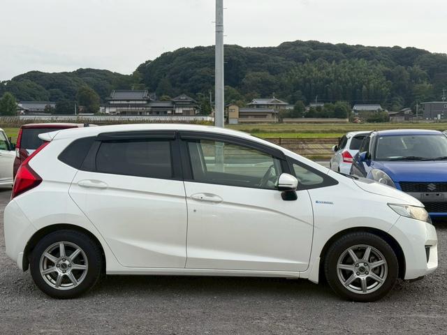 フィットハイブリッド Ｌパッケージ　メモリーナビ　ワンセグＴＶ　リアカメラ　スマートキー　ＬＥＤヘッドライト　衝突軽減ブレーキ　Ｂｌｕｅｔｏｏｔｈ　社外１５インチアルミ　ＥＴＣ（8枚目）