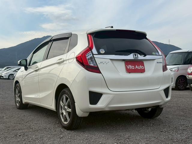 フィットハイブリッド Ｌパッケージ　メモリーナビ　ワンセグＴＶ　リアカメラ　スマートキー　ＬＥＤヘッドライト　衝突軽減ブレーキ　Ｂｌｕｅｔｏｏｔｈ　社外１５インチアルミ　ＥＴＣ（9枚目）