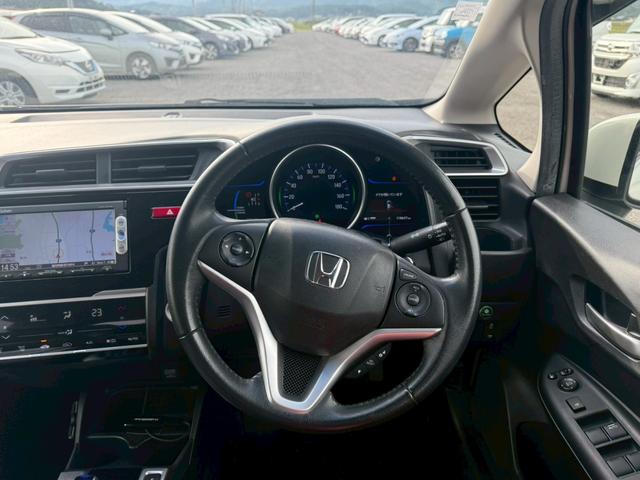 フィットハイブリッド Ｌパッケージ　メモリーナビ　ワンセグＴＶ　リアカメラ　スマートキー　ＬＥＤヘッドライト　衝突軽減ブレーキ　Ｂｌｕｅｔｏｏｔｈ　社外１５インチアルミ　ＥＴＣ（18枚目）