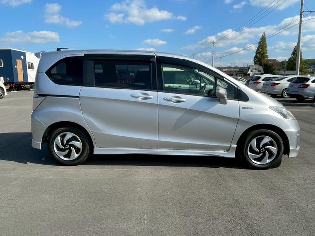 フリードハイブリッド ジャストセレクション メモリーナビ ワンセグTV リアカメラ スマートキー HIDヘッドライト 両側パワスラ Bluetooth クルコン 純正15インチ鉄 ETC(7枚目)