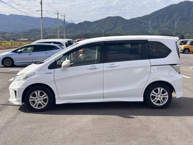 フリードハイブリッド ジャストセレクション メモリーナビ フルセグTV リアカメラ フリップダウンモニター スマートキー HIDヘッドライト 両側パワスラ Bluetooth クルコン 社外15インチアルミ ETC(8枚目)