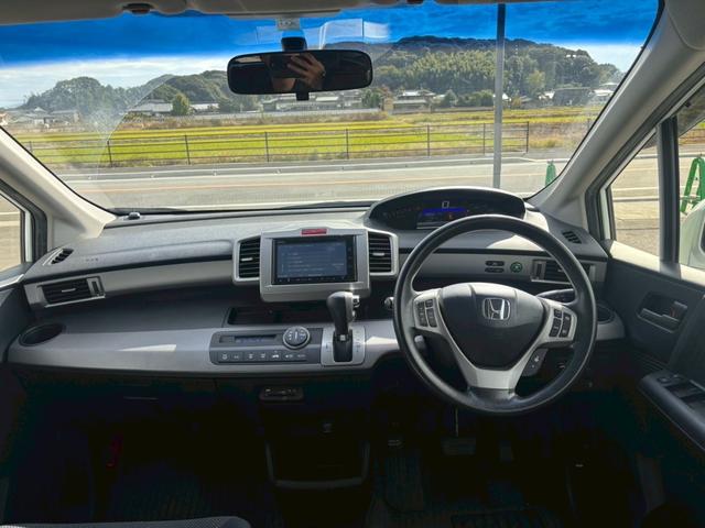 フリードハイブリッド ジャストセレクション メモリーナビ フルセグTV リアカメラ フリップダウンモニター スマートキー HIDヘッドライト 両側パワスラ Bluetooth クルコン 社外15インチアルミ ETC(19枚目)