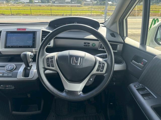 フリードハイブリッド ジャストセレクション メモリーナビ フルセグTV リアカメラ フリップダウンモニター スマートキー HIDヘッドライト 両側パワスラ Bluetooth クルコン 社外15インチアルミ ETC(20枚目)