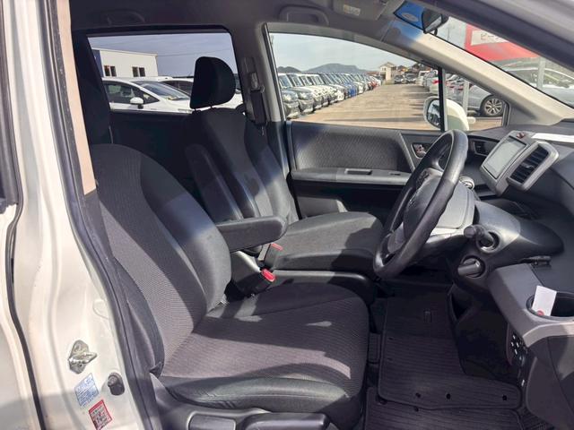 フリードハイブリッド ジャストセレクション メモリーナビ フルセグTV リアカメラ フリップダウンモニター スマートキー HIDヘッドライト 両側パワスラ Bluetooth クルコン 社外15インチアルミ ETC(41枚目)