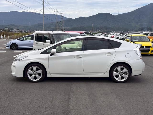 プリウス Ｇツーリングセレクション　ＨＤＤナビ　フルセグＴＶ　リアカメラ　スマートキー　ＬＥＤヘッドライト　衝突軽減ブレーキ　革シート　シートヒーター　Ｂｌｕｅｔｏｏｔｈ　クルコン　純正１７インチアルミ　ＥＴＣ（8枚目）