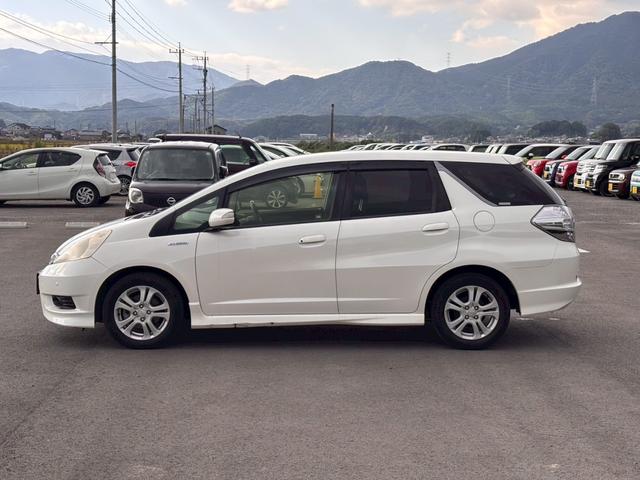 フィットシャトルハイブリッド ハイブリッド・スマートセレクション　ファインライン　メモリーナビ　ワンセグＴＶ　リアカメラ　スマートキー　ＨＩＤヘッドライト　シートヒーター　クルコン　社外１５インチアルミ　ＥＴＣ（7枚目）