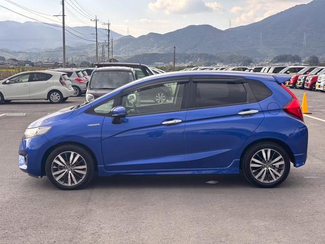 フィットハイブリッド Ｓパッケージ　メモリーナビ　フルセグＴＶ　リアカメラ　スマートキー　ＬＥＤヘッドライト　Ｂｌｕｅｔｏｏｔｈ　クルコン　純正１６インチアルミ　ＥＴＣ（8枚目）