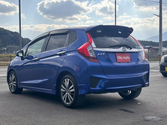 フィットハイブリッド Ｓパッケージ　メモリーナビ　フルセグＴＶ　リアカメラ　スマートキー　ＬＥＤヘッドライト　Ｂｌｕｅｔｏｏｔｈ　クルコン　純正１６インチアルミ　ＥＴＣ（10枚目）