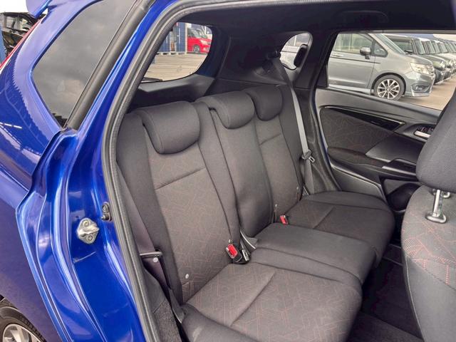 フィットハイブリッド Ｓパッケージ　メモリーナビ　フルセグＴＶ　リアカメラ　スマートキー　ＬＥＤヘッドライト　Ｂｌｕｅｔｏｏｔｈ　クルコン　純正１６インチアルミ　ＥＴＣ（41枚目）