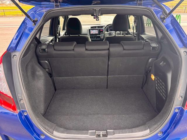 フィットハイブリッド Ｓパッケージ　メモリーナビ　フルセグＴＶ　リアカメラ　スマートキー　ＬＥＤヘッドライト　Ｂｌｕｅｔｏｏｔｈ　クルコン　純正１６インチアルミ　ＥＴＣ（43枚目）