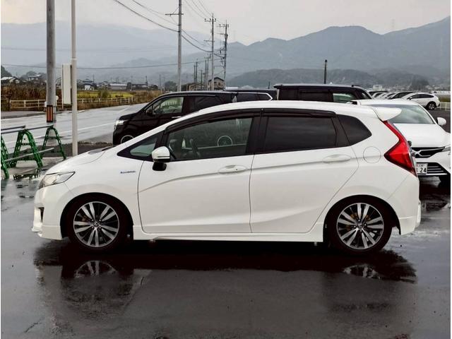 フィットハイブリッド Ｓパッケージ　ＳＤナビ　フルセグＴＶ　リアカメラ　スマートキー　ＬＥＤヘッドライト　クルコン　純正１６インチアルミ　ＥＴＣ（8枚目）