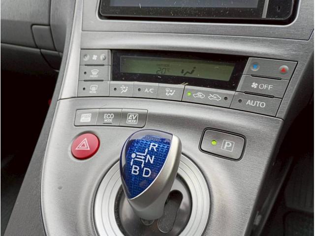 プリウス S メモリーナビ フルセグTV リアカメラ スマートキー HIDヘッドライト 前ドラレコ Bluetooth 社外17インチアルミ(27枚目)