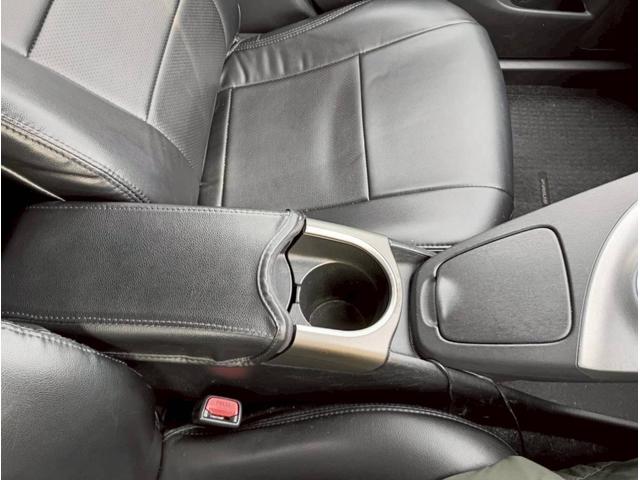 プリウス S メモリーナビ フルセグTV リアカメラ スマートキー HIDヘッドライト 前ドラレコ Bluetooth 社外17インチアルミ(32枚目)