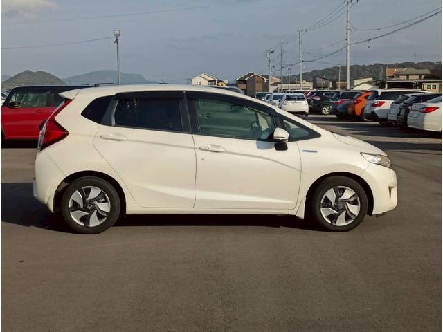 フィットハイブリッド Ｌパッケージ　メモリーナビ　リアカメラ　スマートキー　ＬＥＤヘッドライト　Ｂｌｕｅｔｏｏｔｈ　クルコン　純正１５インチ鉄　ＥＴＣ（7枚目）