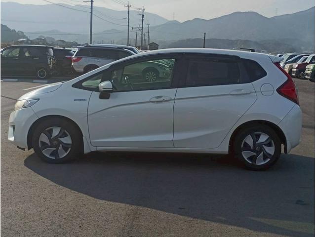 フィットハイブリッド Ｌパッケージ　メモリーナビ　リアカメラ　スマートキー　ＬＥＤヘッドライト　Ｂｌｕｅｔｏｏｔｈ　クルコン　純正１５インチ鉄　ＥＴＣ（8枚目）