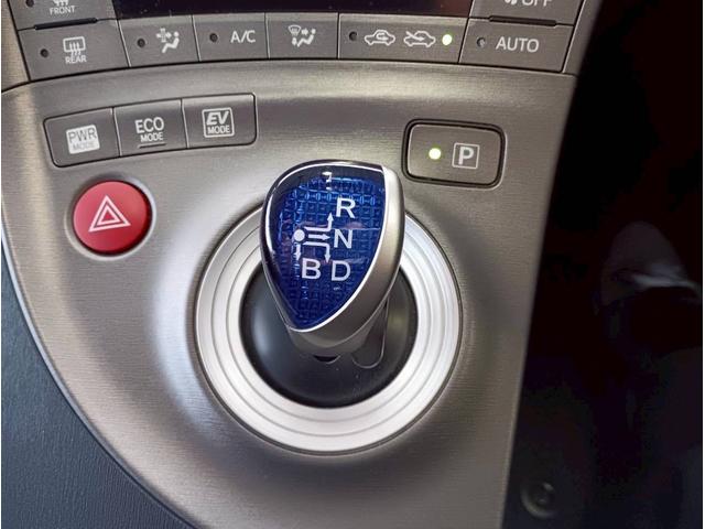 プリウス Ｓツーリングセレクション　ＨＤＤナビ　フルセグＴＶ　リアカメラ　スマートキー　ＬＥＤヘッドライト　前ドラレコ　Ｂｌｕｅｔｏｏｔｈ　クルコン　純正１７インチアルミ　ＥＴＣ（32枚目）