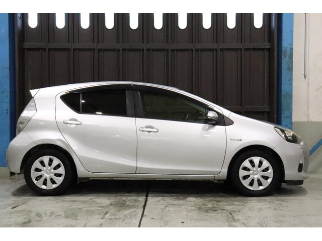 アクア Ｇ　純正ＳＤナビ　フルセグＴＶ　Ｂｌｕｅｔｏｏｔｈ　バックカメラ　スマートキー　コーナーセンサー　ＬＥＤヘッドライト　前後ドライブレコーダー　オートエアコン　ＥＴＣ　プライバシーガラス　禁煙車　除菌抗菌（10枚目）