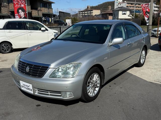 クラウン ロイヤルサルーン　ロイヤルサルーン・禁煙車・黒木目パネル・クルーズコントロール・クリアランスソナー・純正ナビ・バックモニター・パワーシート・スマートキー・プッシュスタート・ステアリングスイッチ・純正アルミ・ＥＴＣ（6枚目）