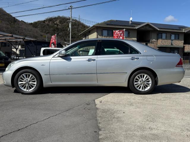 クラウン ロイヤルサルーン　ロイヤルサルーン・禁煙車・黒木目パネル・クルーズコントロール・クリアランスソナー・純正ナビ・バックモニター・パワーシート・スマートキー・プッシュスタート・ステアリングスイッチ・純正アルミ・ＥＴＣ（7枚目）