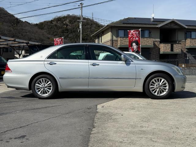 クラウン ロイヤルサルーン　ロイヤルサルーン・禁煙車・黒木目パネル・クルーズコントロール・クリアランスソナー・純正ナビ・バックモニター・パワーシート・スマートキー・プッシュスタート・ステアリングスイッチ・純正アルミ・ＥＴＣ（8枚目）