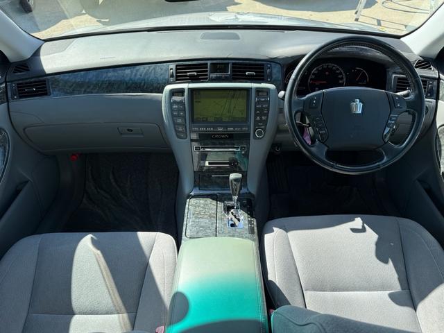 クラウン ロイヤルサルーン　ロイヤルサルーン・禁煙車・黒木目パネル・クルーズコントロール・クリアランスソナー・純正ナビ・バックモニター・パワーシート・スマートキー・プッシュスタート・ステアリングスイッチ・純正アルミ・ＥＴＣ（31枚目）