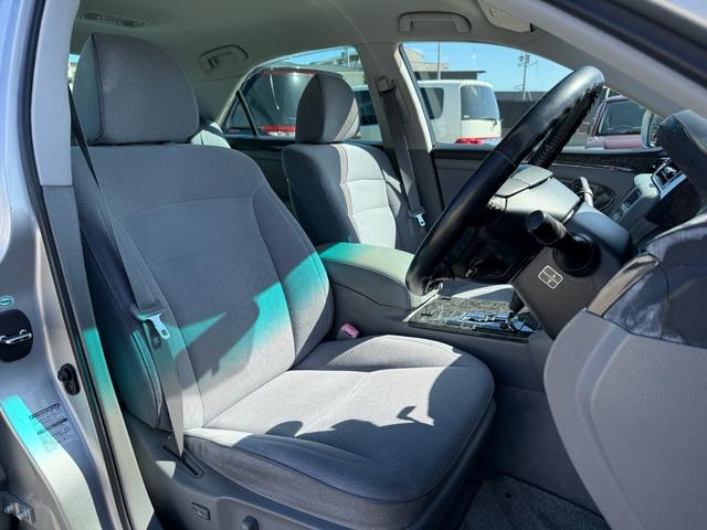 クラウン ロイヤルサルーン　ロイヤルサルーン・禁煙車・黒木目パネル・クルーズコントロール・クリアランスソナー・純正ナビ・バックモニター・パワーシート・スマートキー・プッシュスタート・ステアリングスイッチ・純正アルミ・ＥＴＣ（33枚目）