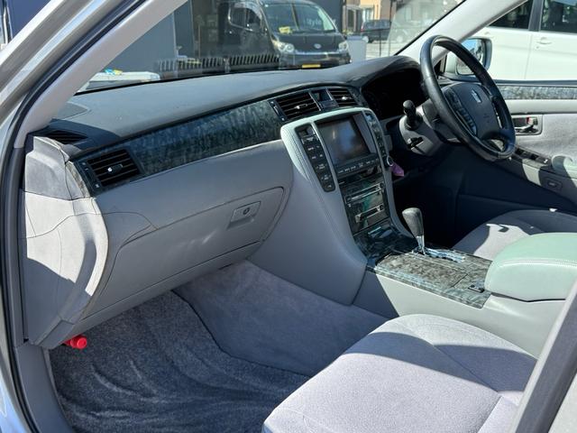 クラウン ロイヤルサルーン　ロイヤルサルーン・禁煙車・黒木目パネル・クルーズコントロール・クリアランスソナー・純正ナビ・バックモニター・パワーシート・スマートキー・プッシュスタート・ステアリングスイッチ・純正アルミ・ＥＴＣ（35枚目）